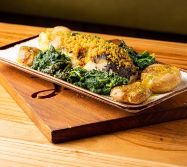 Bacalhau em crosta de broa e ervas com batatinha ao alho e grelos salteados